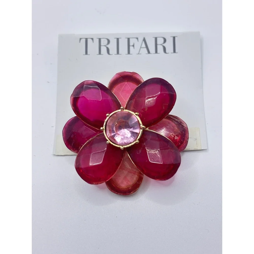Trifari‎ Pink Flower Brooch Gold Tone Magenta Fuchsia Petal Rhinestone Vintage